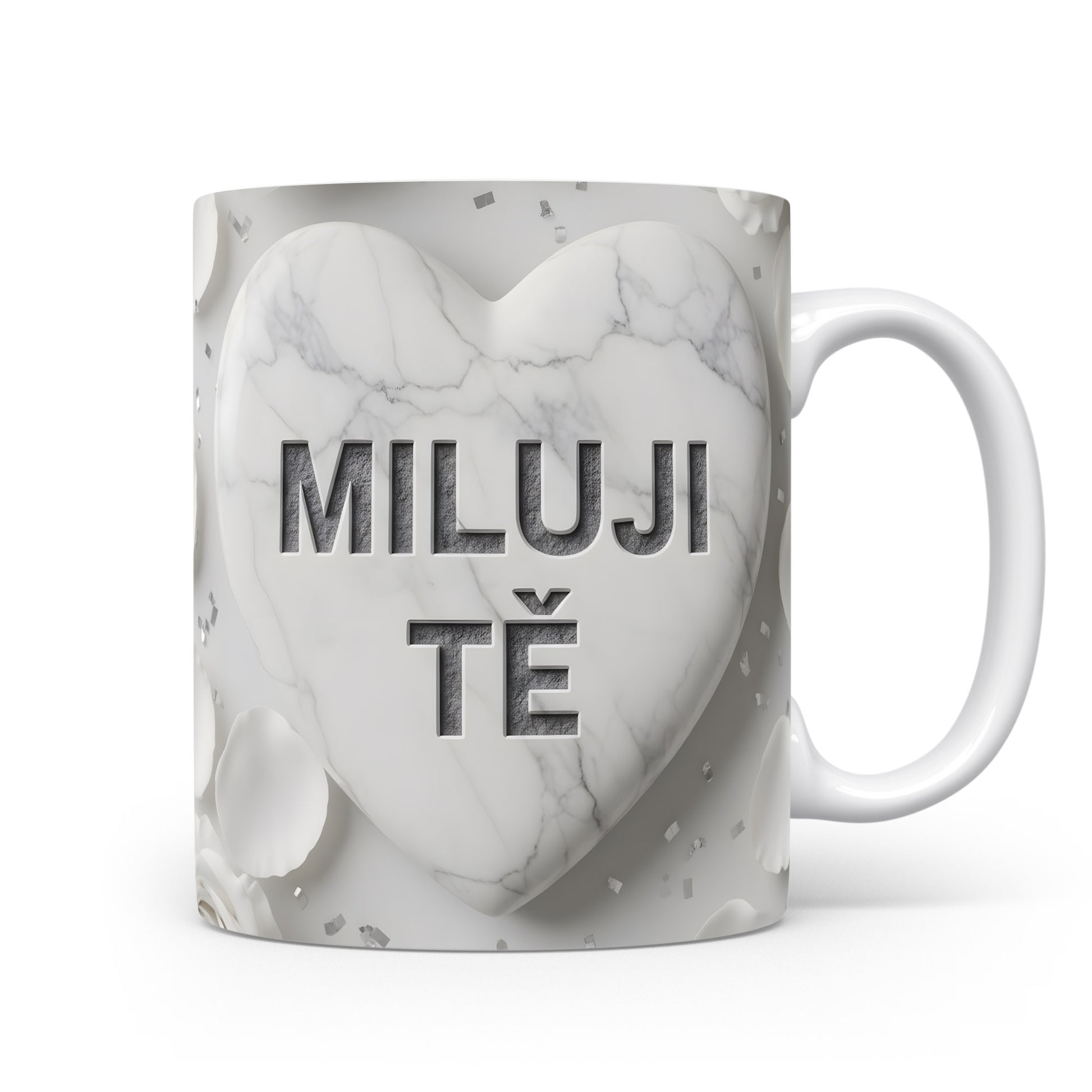 Bílý hrnek s mramorovým srdcem a nápisem MILUJI TĚ.