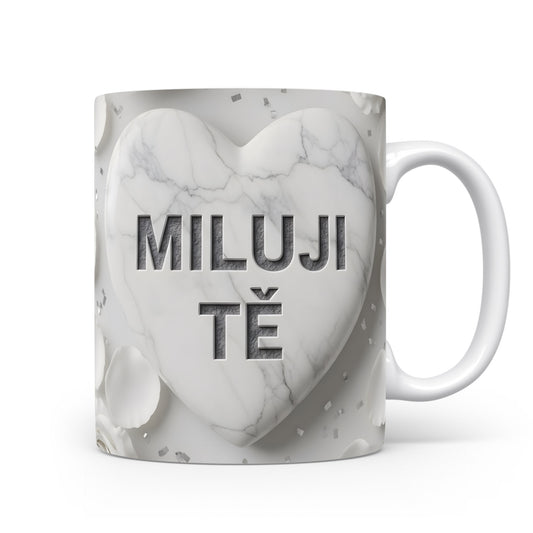 Bílý hrnek s mramorovým srdcem a nápisem MILUJI TĚ.