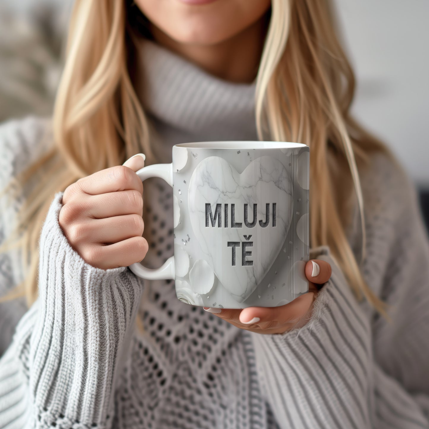 Bílý hrnek s mramorovým srdcem a nápisem MILUJI TĚ.
