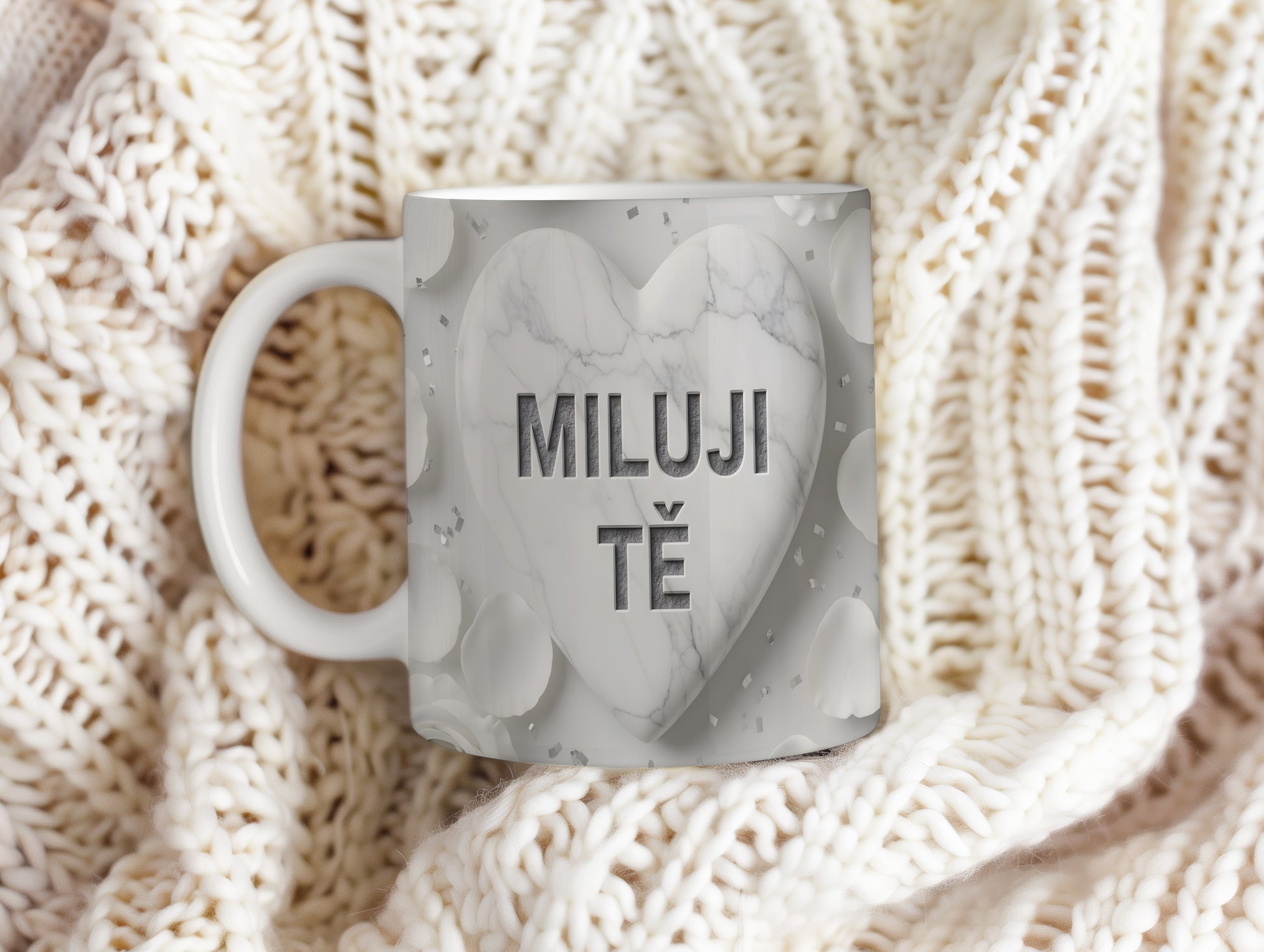 Bílý hrnek s mramorovým srdcem a nápisem MILUJI TĚ.
