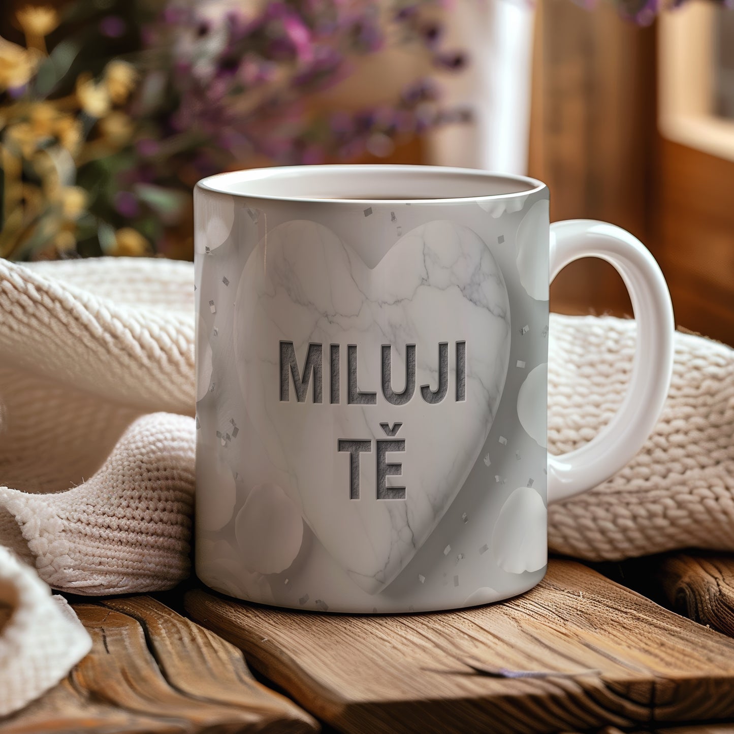 Bílý hrnek s mramorovým srdcem a nápisem MILUJI TĚ.