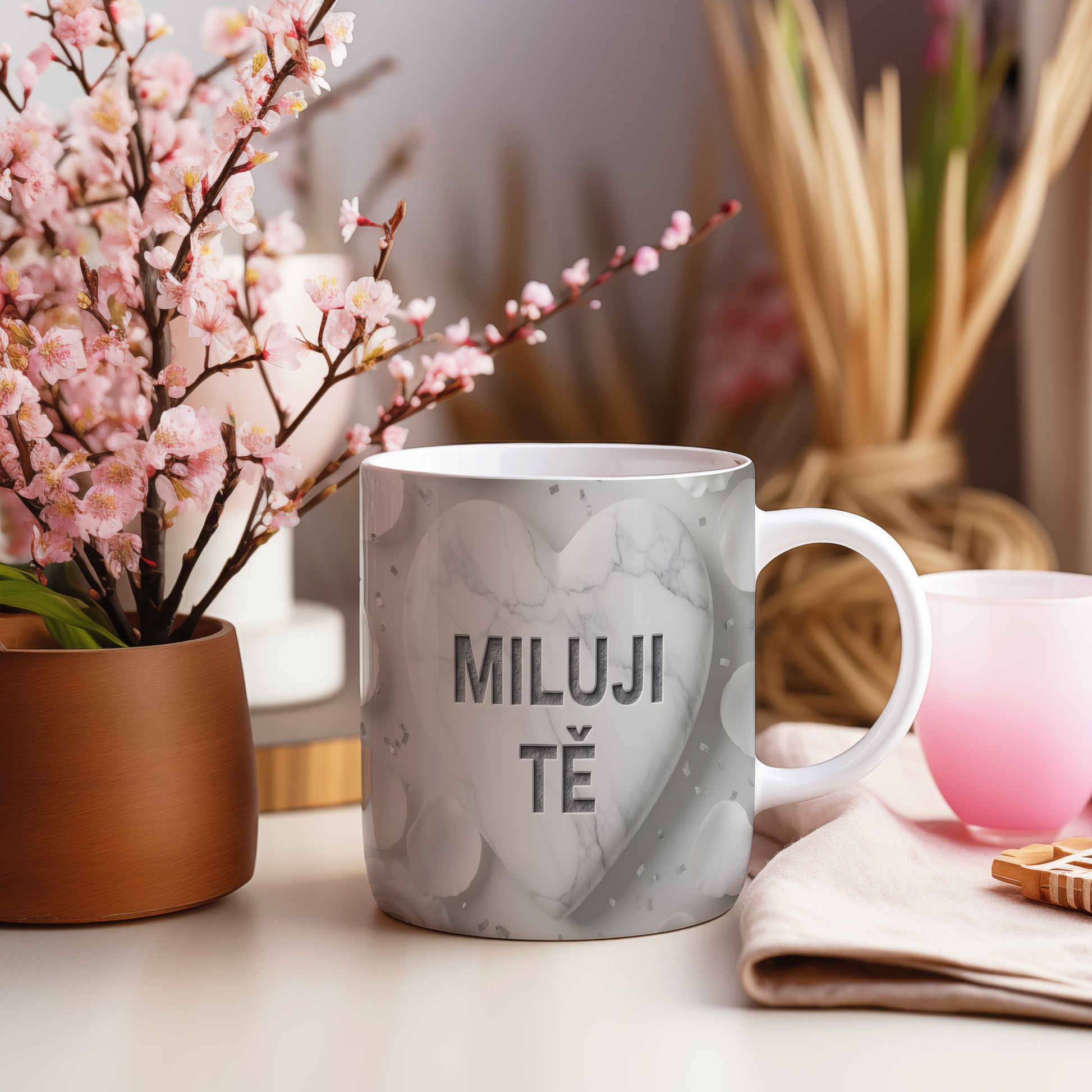 Bílý hrnek s mramorovým srdcem a nápisem MILUJI TĚ.
