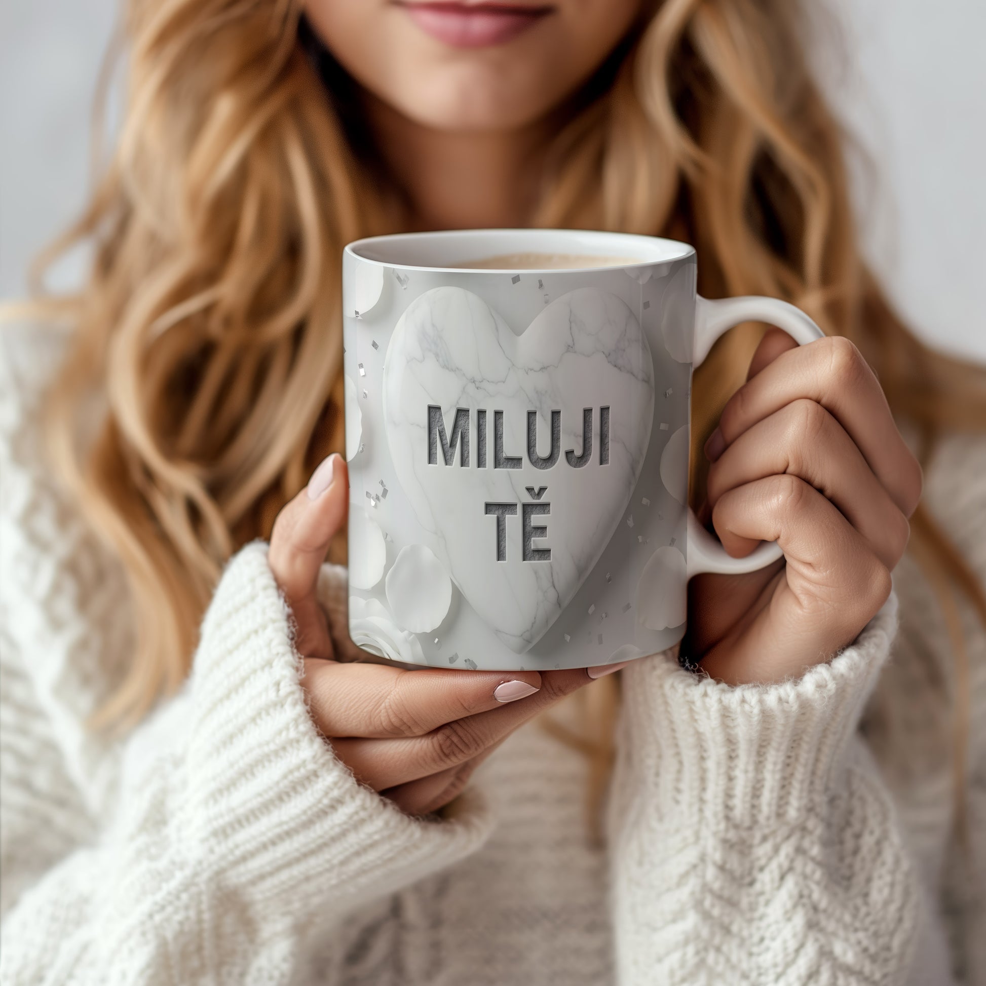 Bílý hrnek s mramorovým srdcem a nápisem MILUJI TĚ.