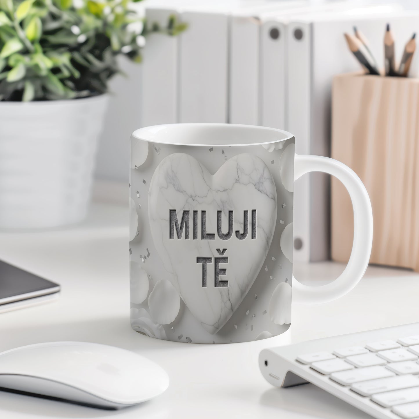 Bílý hrnek s mramorovým srdcem a nápisem MILUJI TĚ.