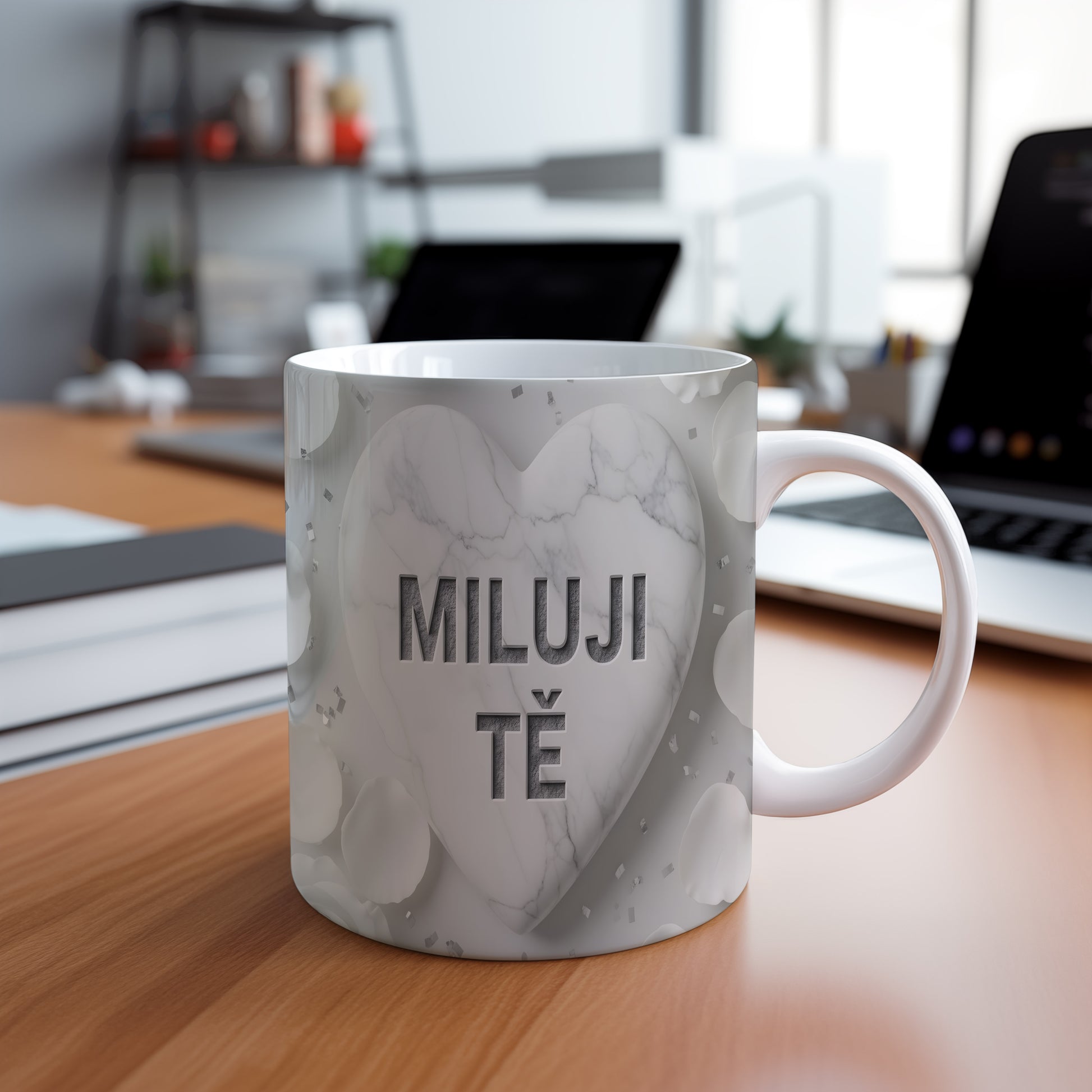 Bílý hrnek s mramorovým srdcem a nápisem MILUJI TĚ.
