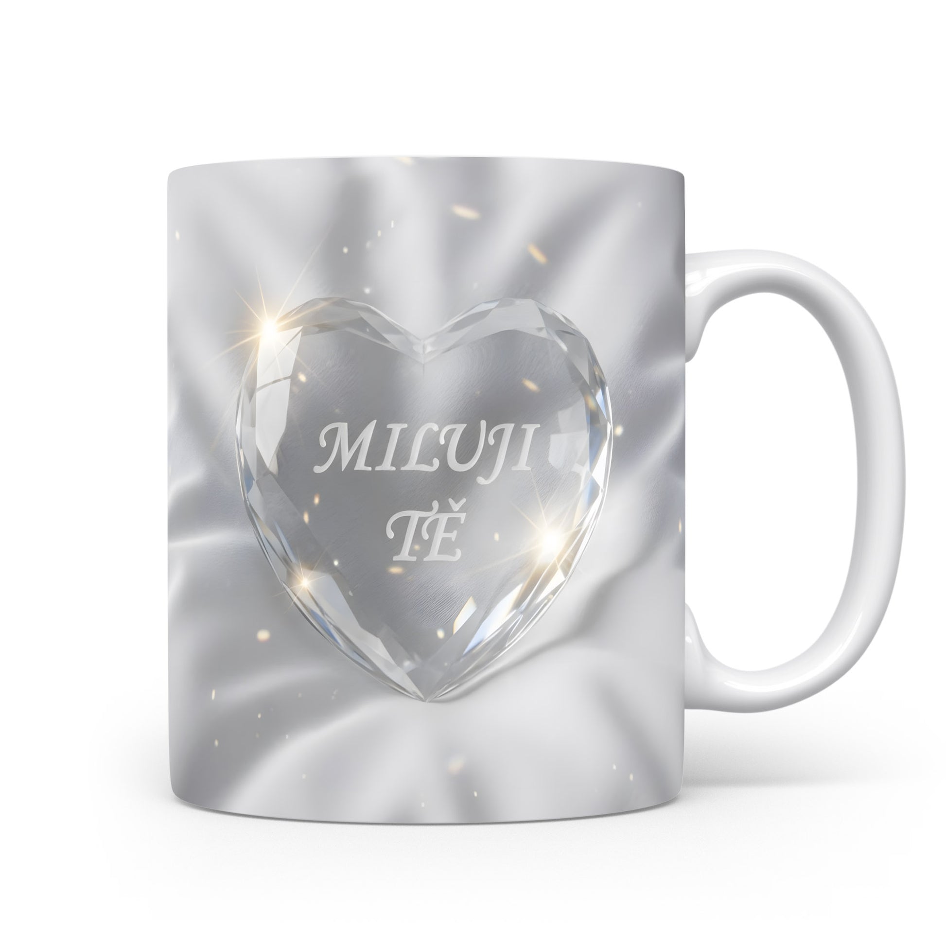 Bílý hrnek s nápisem MILUJI TĚ a krystalickým srdcem.