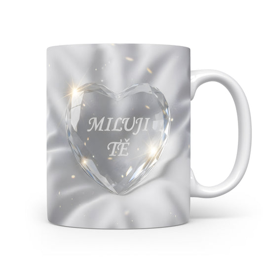 Bílý hrnek s nápisem MILUJI TĚ a krystalickým srdcem.