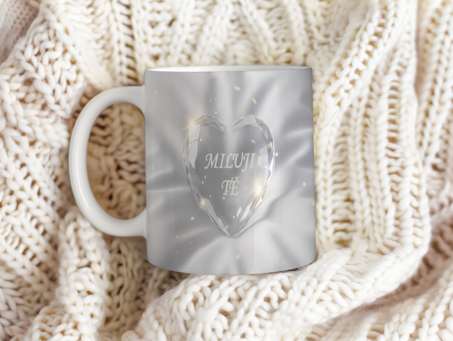 Bílý hrnek s nápisem MILUJI TĚ a krystalickým srdcem.
