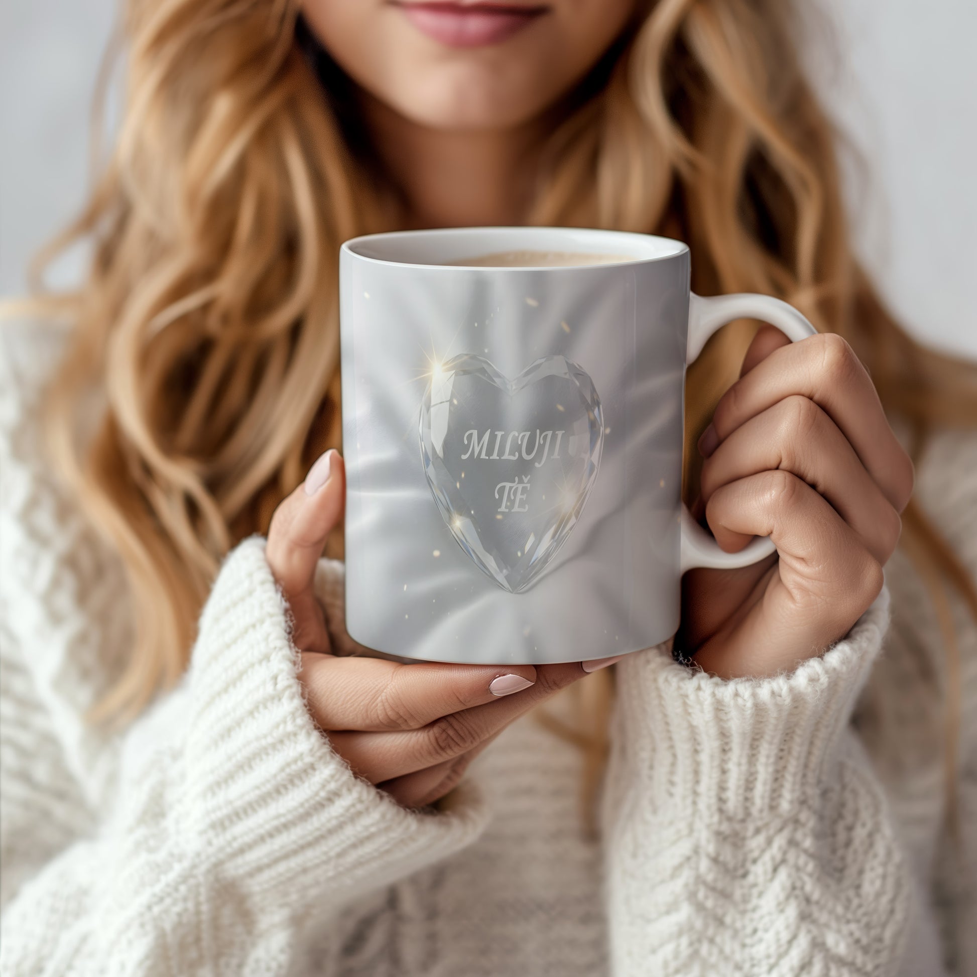 Bílý hrnek s nápisem MILUJI TĚ a krystalickým srdcem.