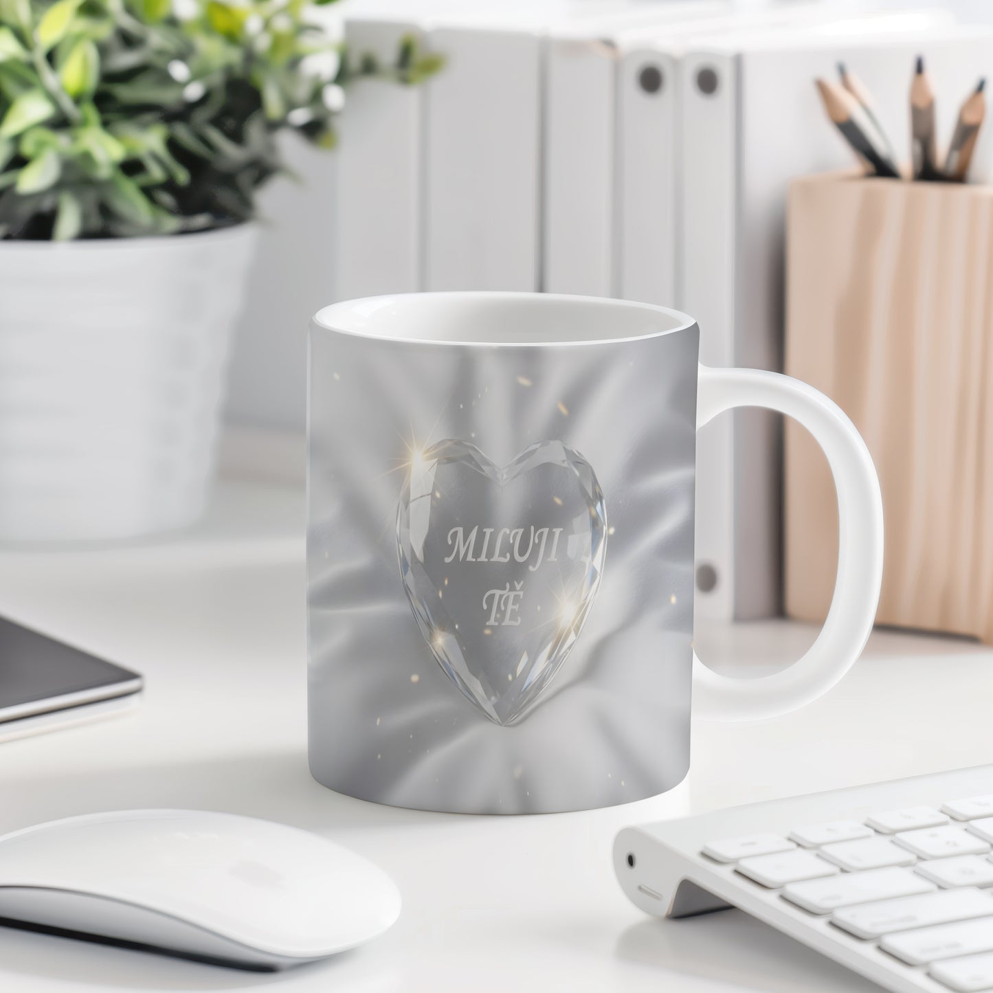 Bílý hrnek s nápisem MILUJI TĚ a krystalickým srdcem.