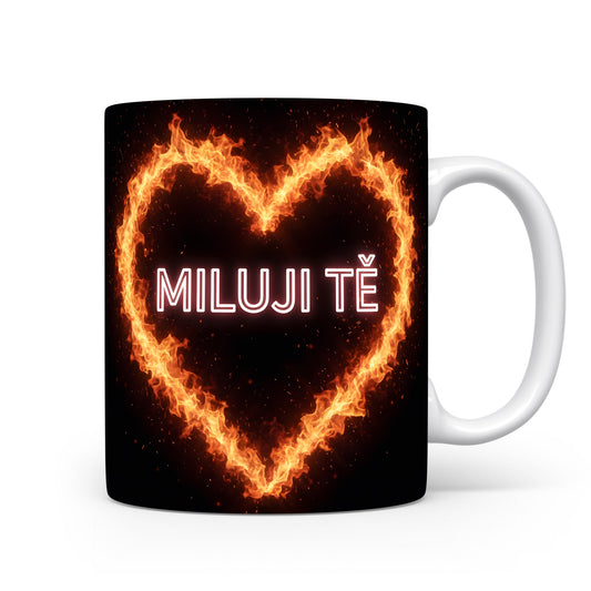 Hrnek s ohnivým srdcem a textem MILUJI TĚ na černém pozadí.