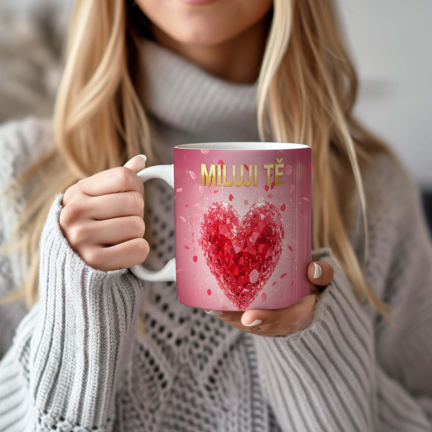 Růžový hrnek s červeným srdcem a nápisem MILUJI TĚ.