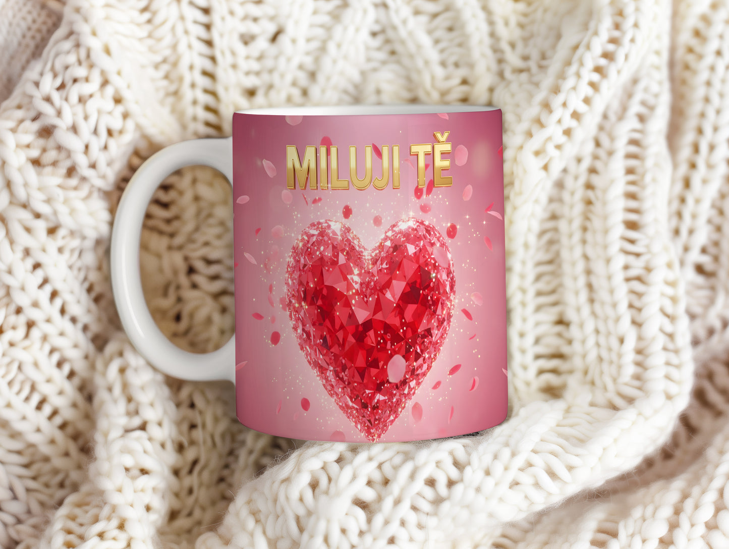 Růžový hrnek s červeným srdcem a nápisem MILUJI TĚ.