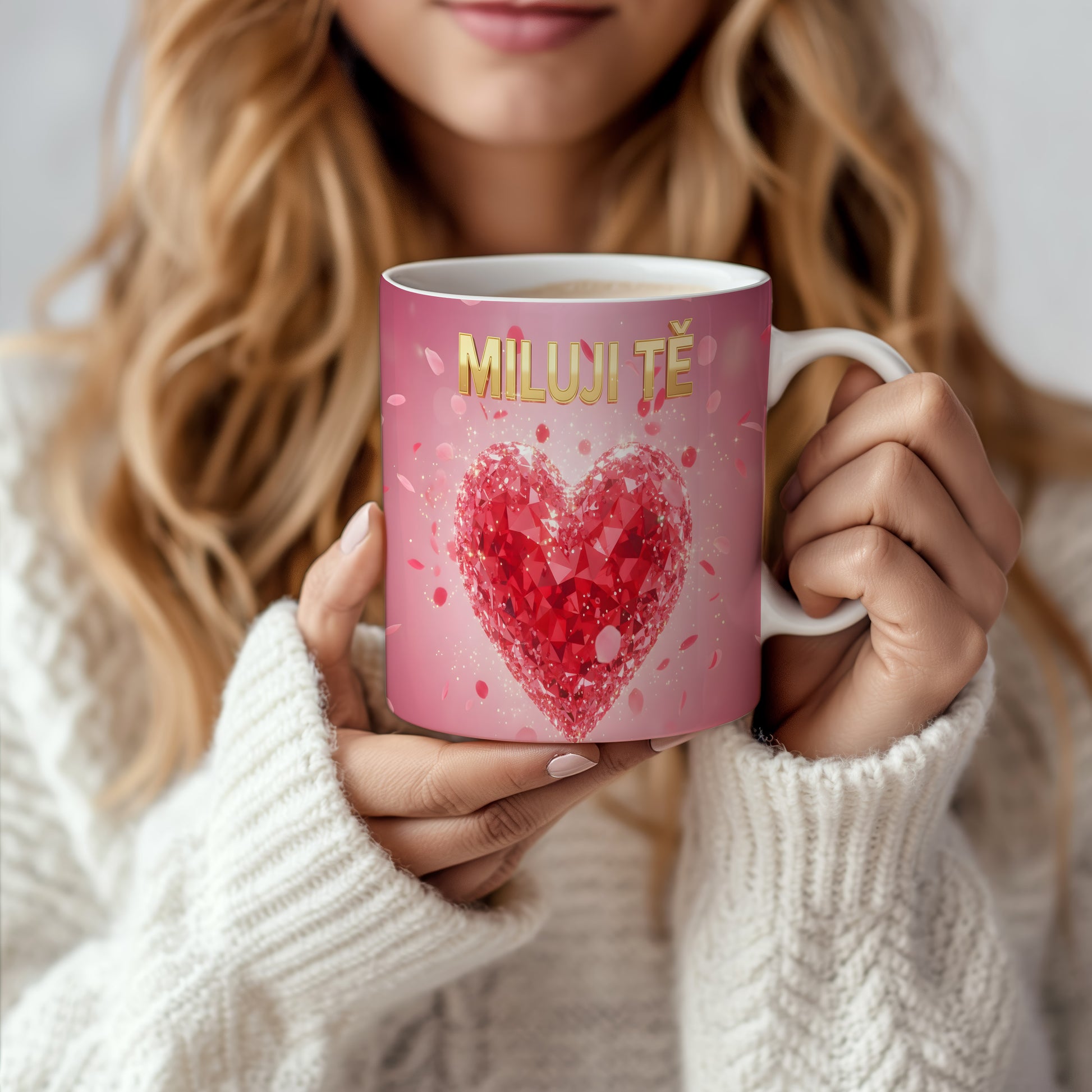 Růžový hrnek s červeným srdcem a nápisem MILUJI TĚ.