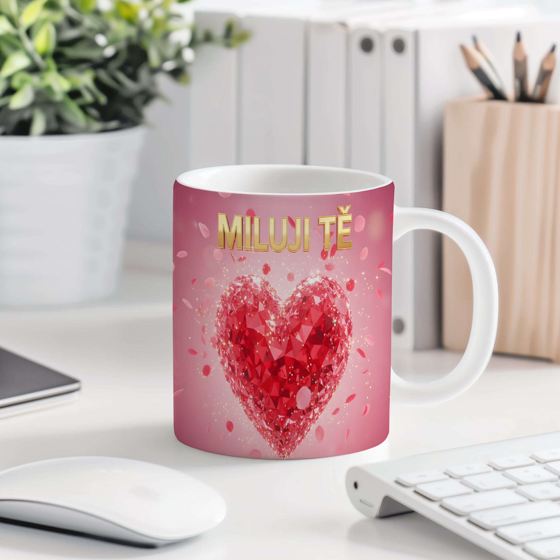 Růžový hrnek s červeným srdcem a nápisem MILUJI TĚ.