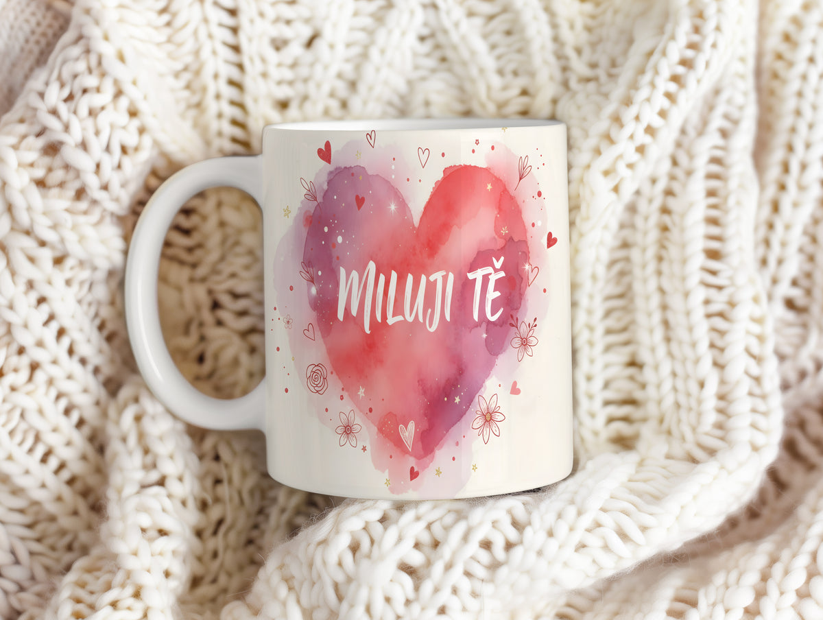 Romantický hrnek s červeným srdcem a nápisem MILUJI TĚ.