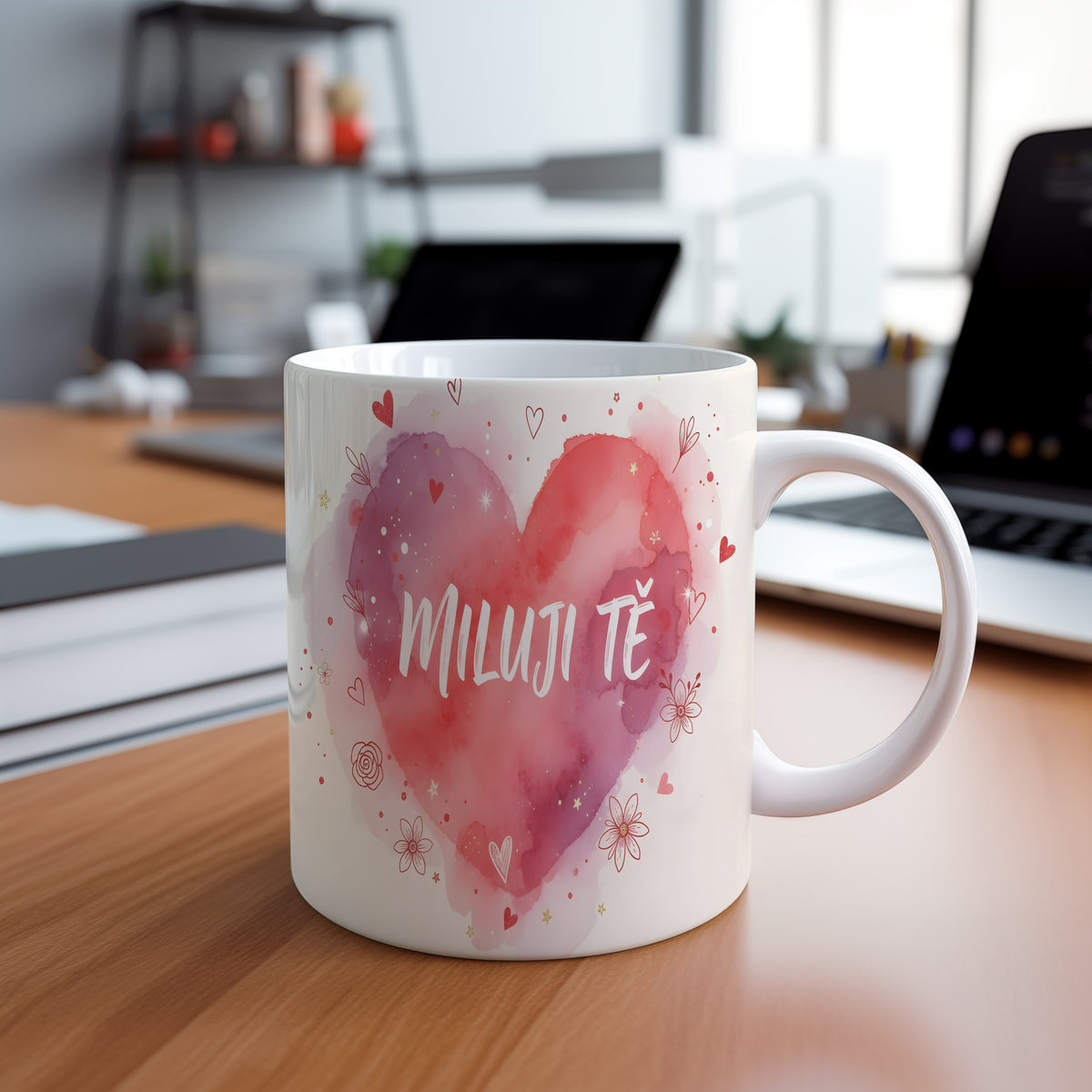 Romantický hrnek s červeným srdcem a nápisem MILUJI TĚ.