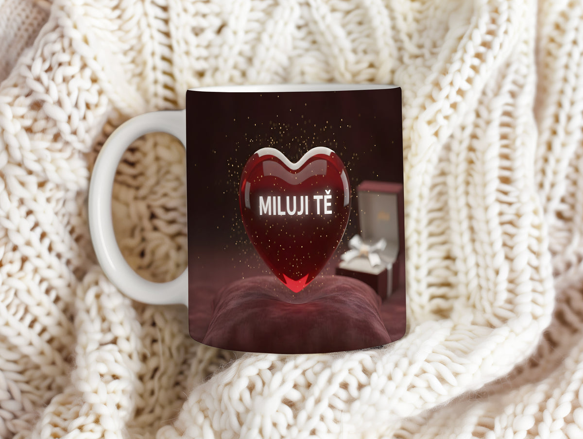 Romantický hrnek s červeným srdcem a nápisem MILUJI TĚ.