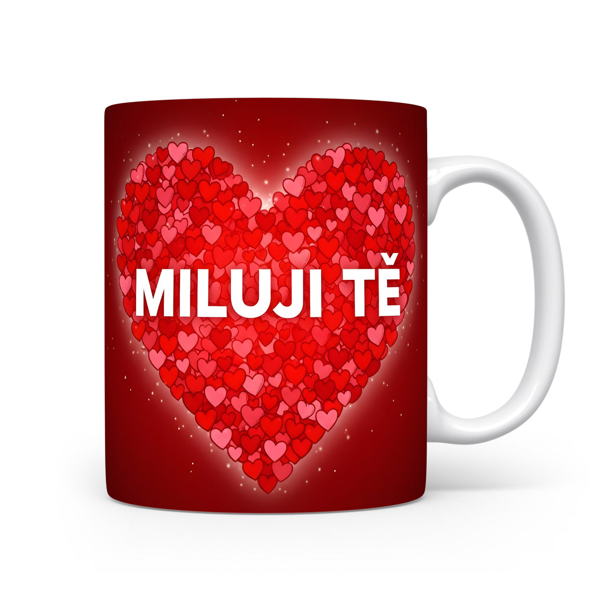 Červený hrnek s nápisem MILUJI TĚ a srdci.