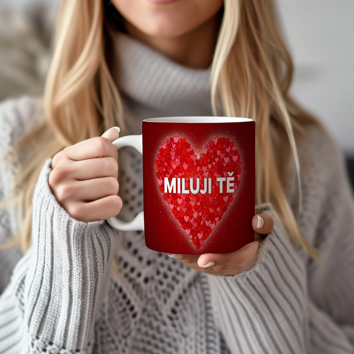 Červený hrnek s nápisem MILUJI TĚ a srdci.