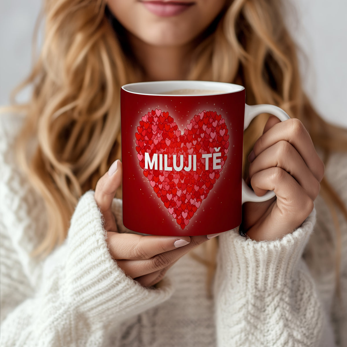 Červený hrnek s nápisem MILUJI TĚ a srdci.