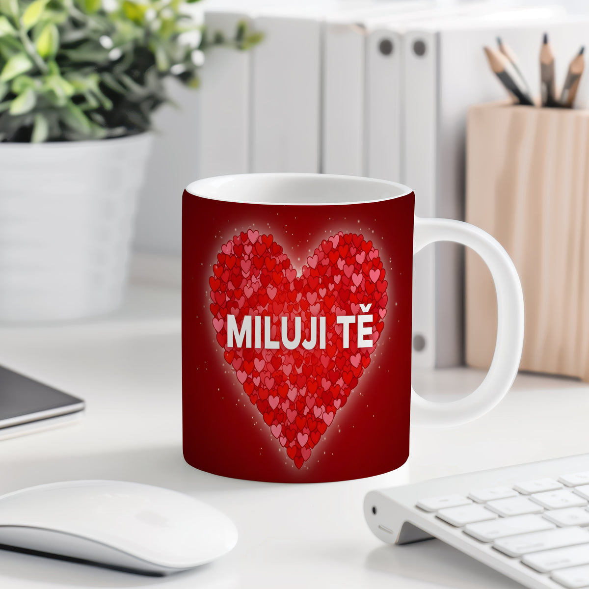 Červený hrnek s nápisem MILUJI TĚ a srdci.