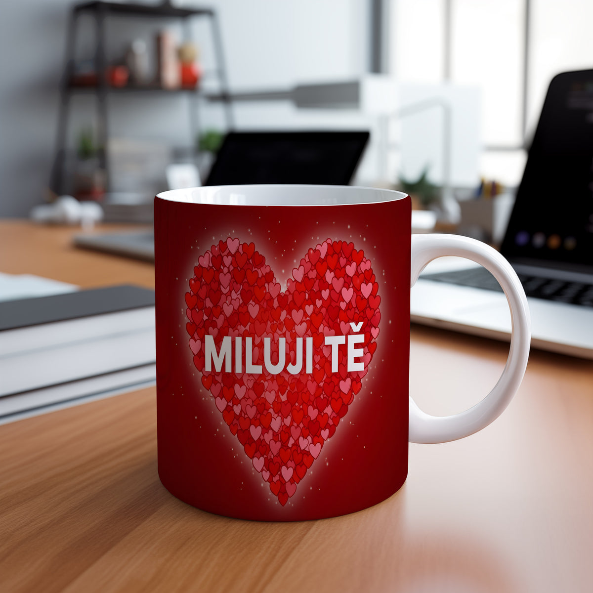 Červený hrnek s nápisem MILUJI TĚ a srdci.