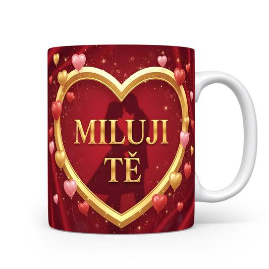 Červený hrnek se zlatým srdcem a nápisem MILUJI TĚ.