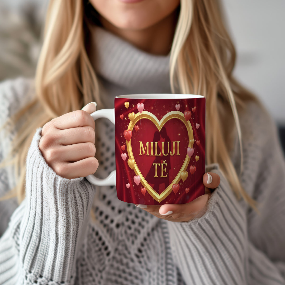 Červený hrnek se zlatým srdcem a nápisem MILUJI TĚ.