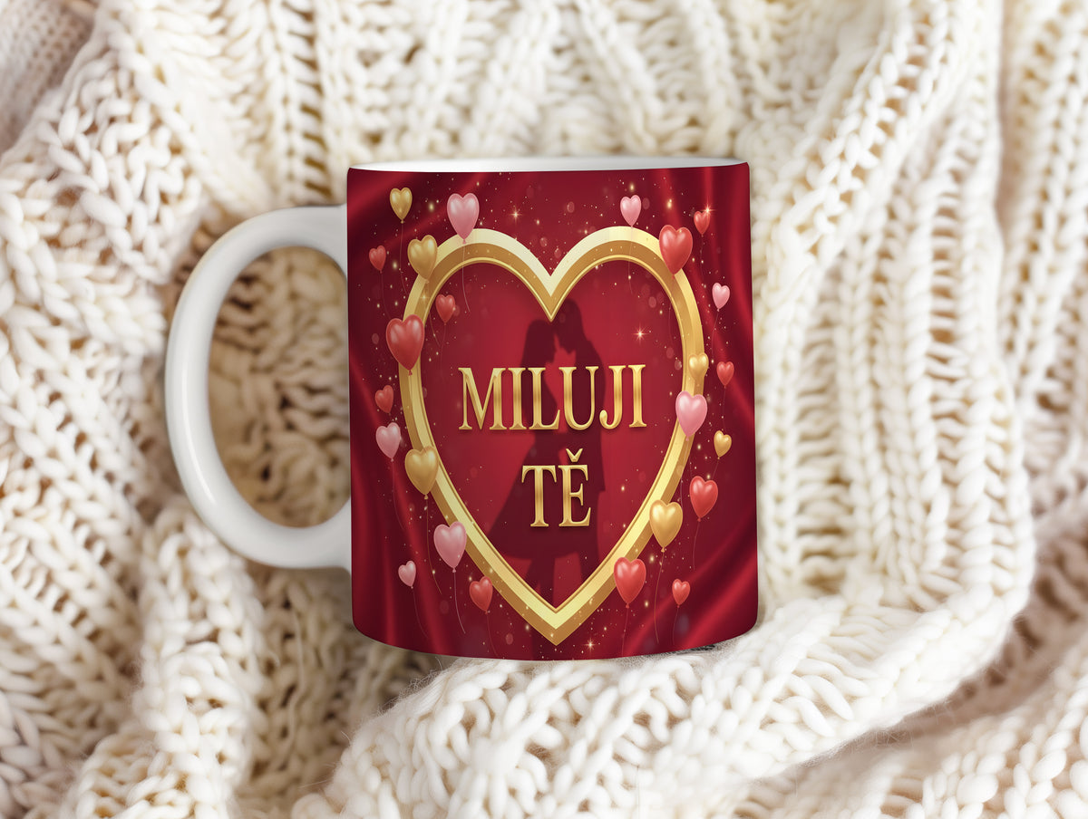 Červený hrnek se zlatým srdcem a nápisem MILUJI TĚ.