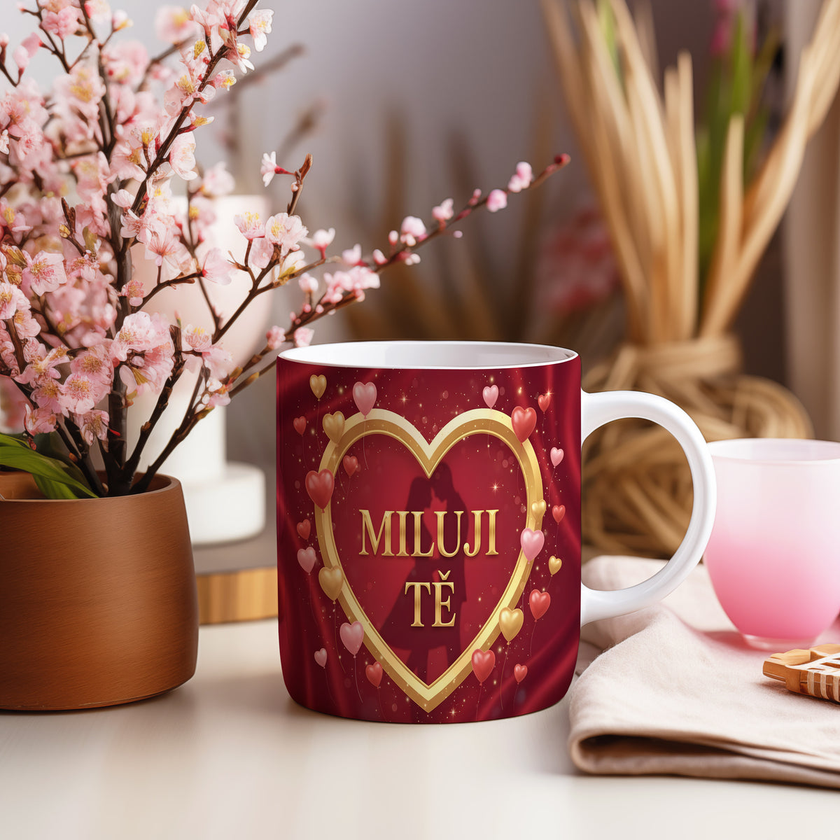 Červený hrnek se zlatým srdcem a nápisem MILUJI TĚ.