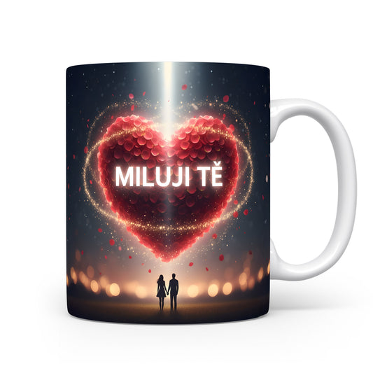 Romantický hrnek s červeným srdcem a postavami na temném pozadí.