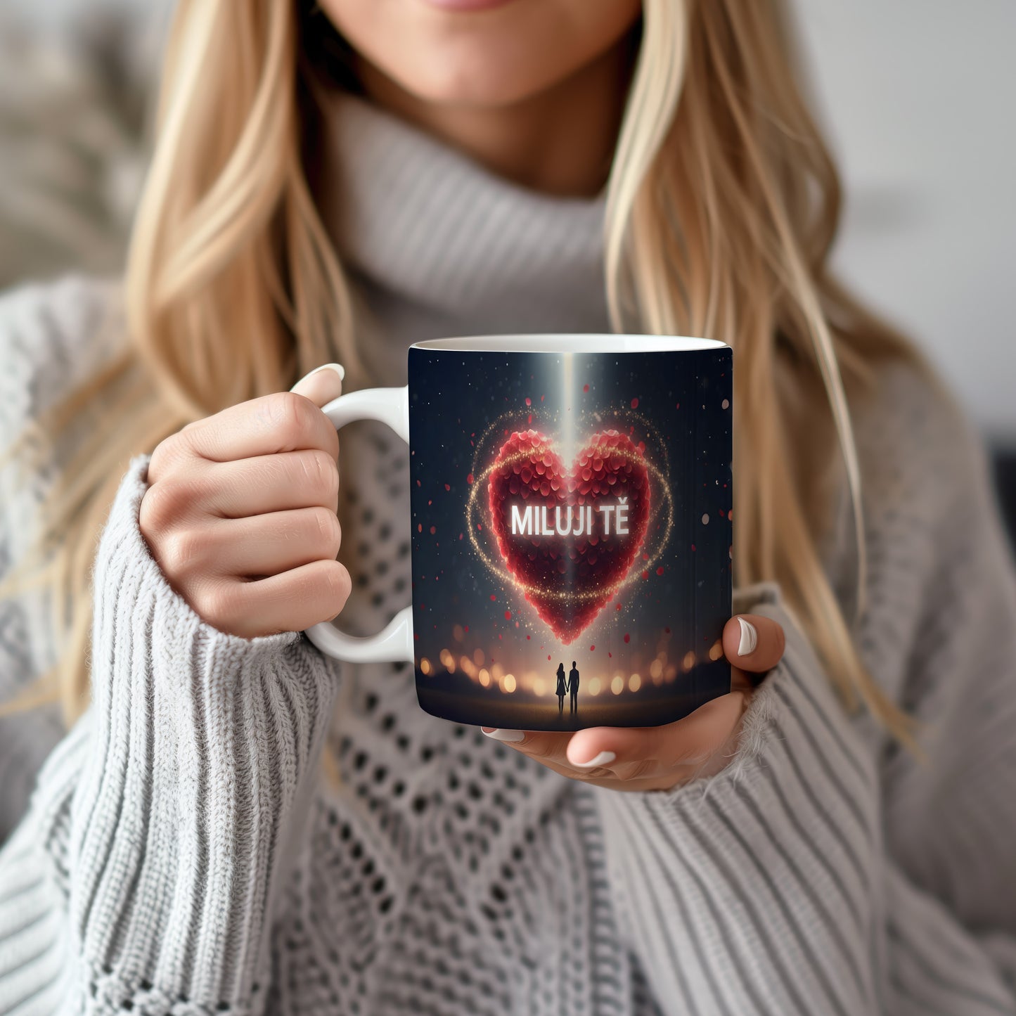 Romantický hrnek s červeným srdcem a postavami na temném pozadí.