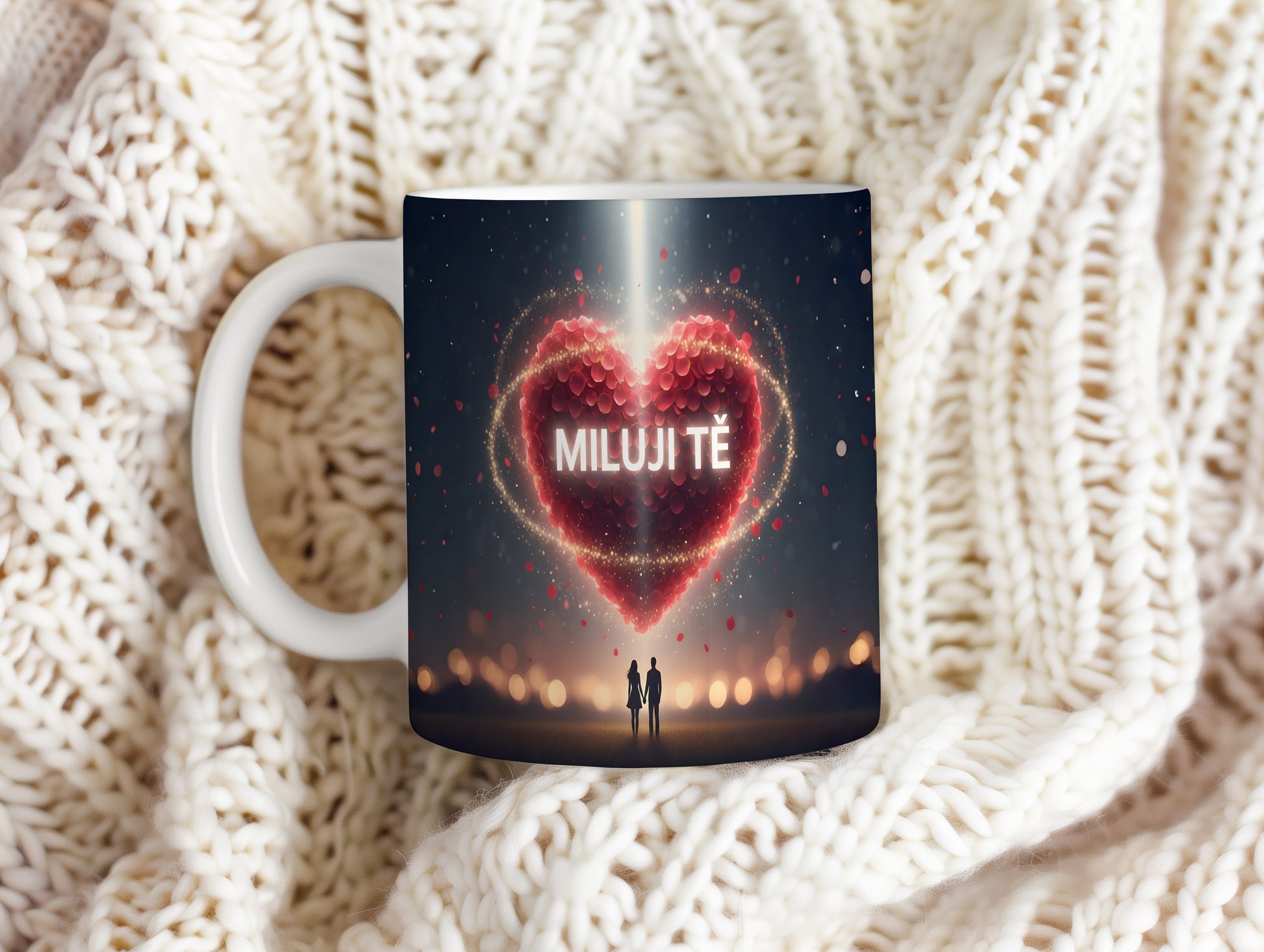Romantický hrnek s červeným srdcem a postavami na temném pozadí.