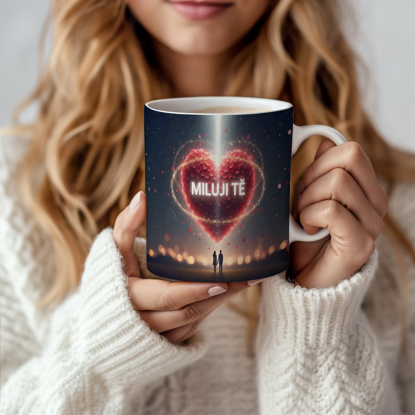 Romantický hrnek s červeným srdcem a postavami na temném pozadí.