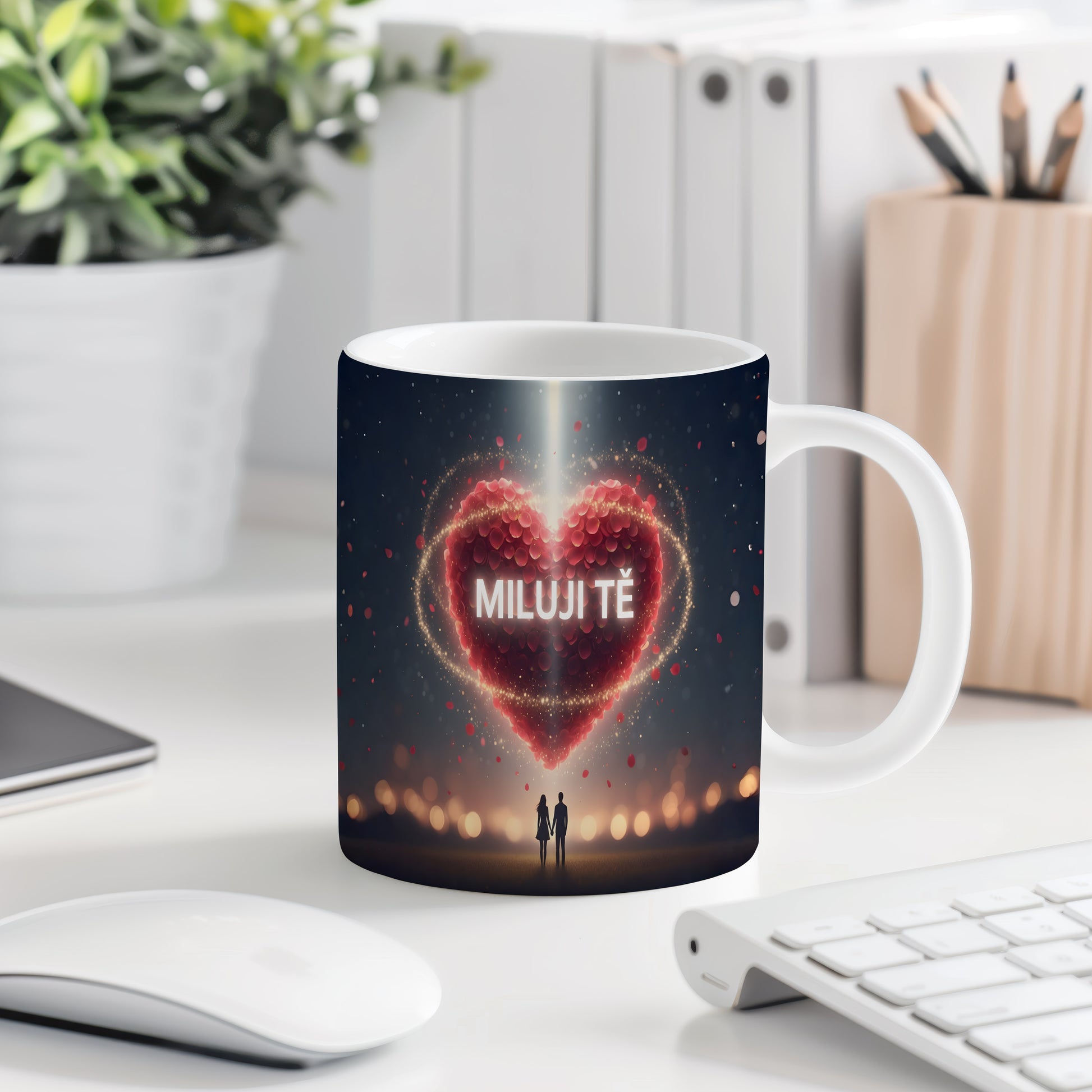 Romantický hrnek s červeným srdcem a postavami na temném pozadí.