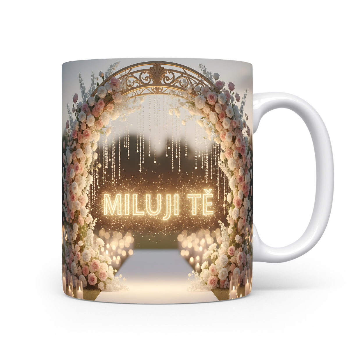Romantický hrnek s nápisem MILUJI TĚ pod květinovým obloukem.