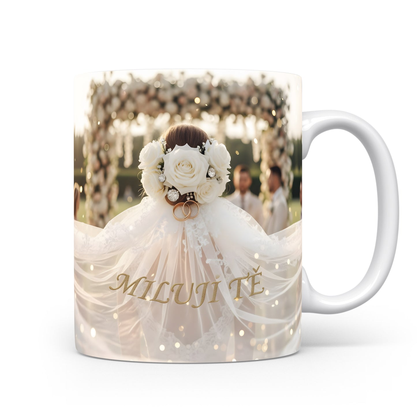 Romantický hrnek s květinami a prstýnky ve svatebním stylu.