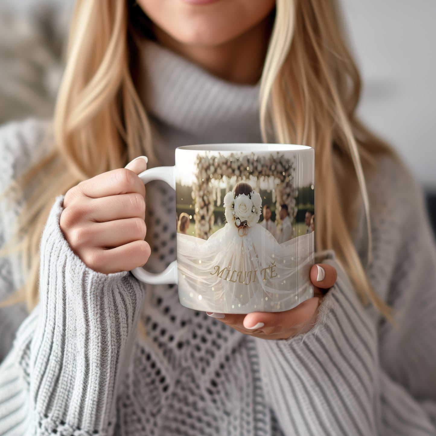 Romantický hrnek s květinami a prstýnky ve svatebním stylu.