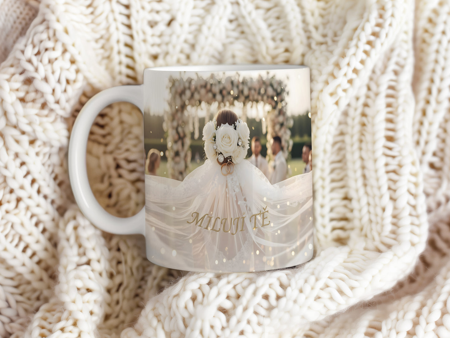 Romantický hrnek s květinami a prstýnky ve svatebním stylu.