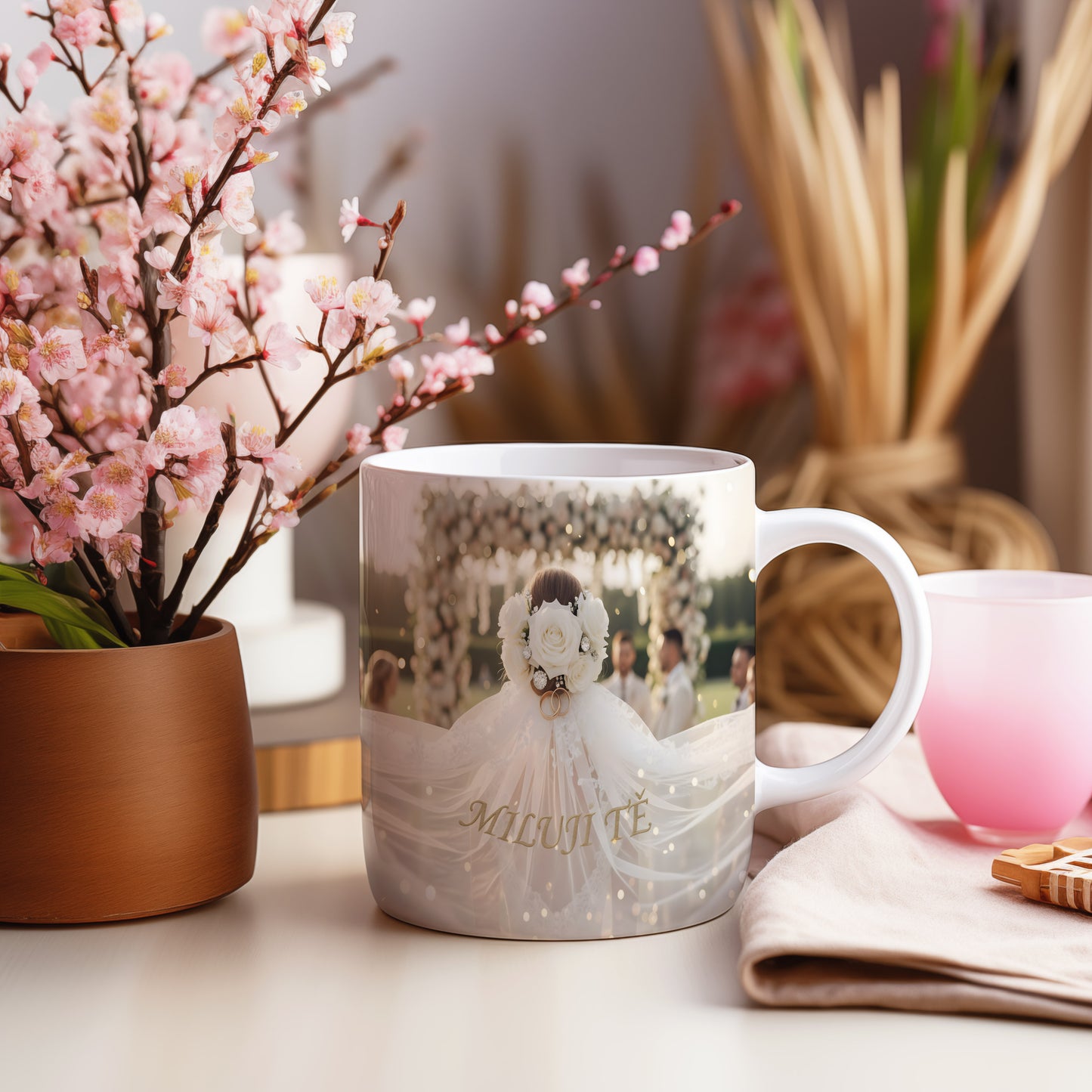 Romantický hrnek s květinami a prstýnky ve svatebním stylu.