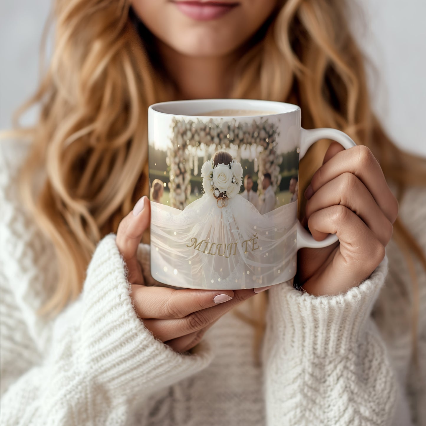 Romantický hrnek s květinami a prstýnky ve svatebním stylu.