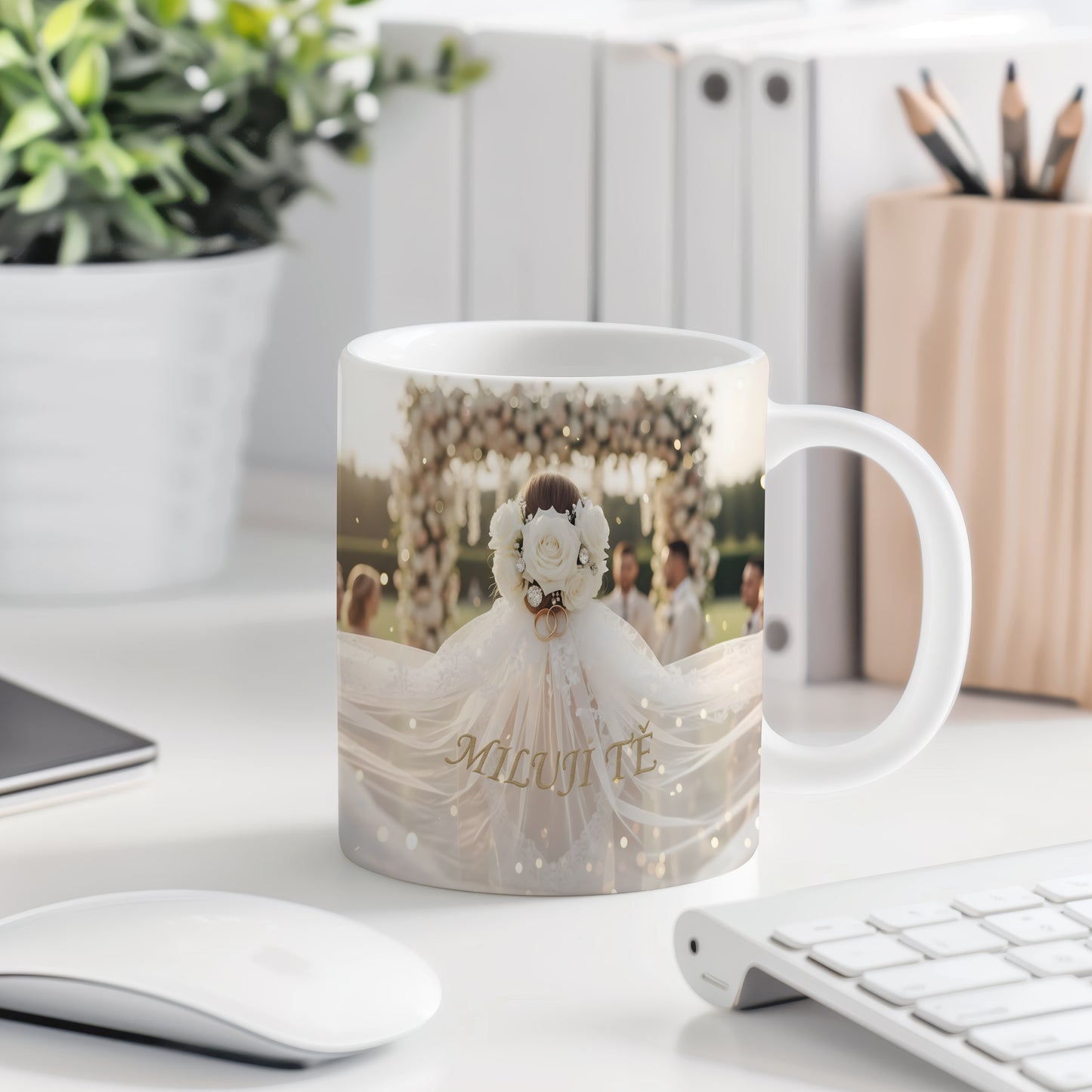 Romantický hrnek s květinami a prstýnky ve svatebním stylu.