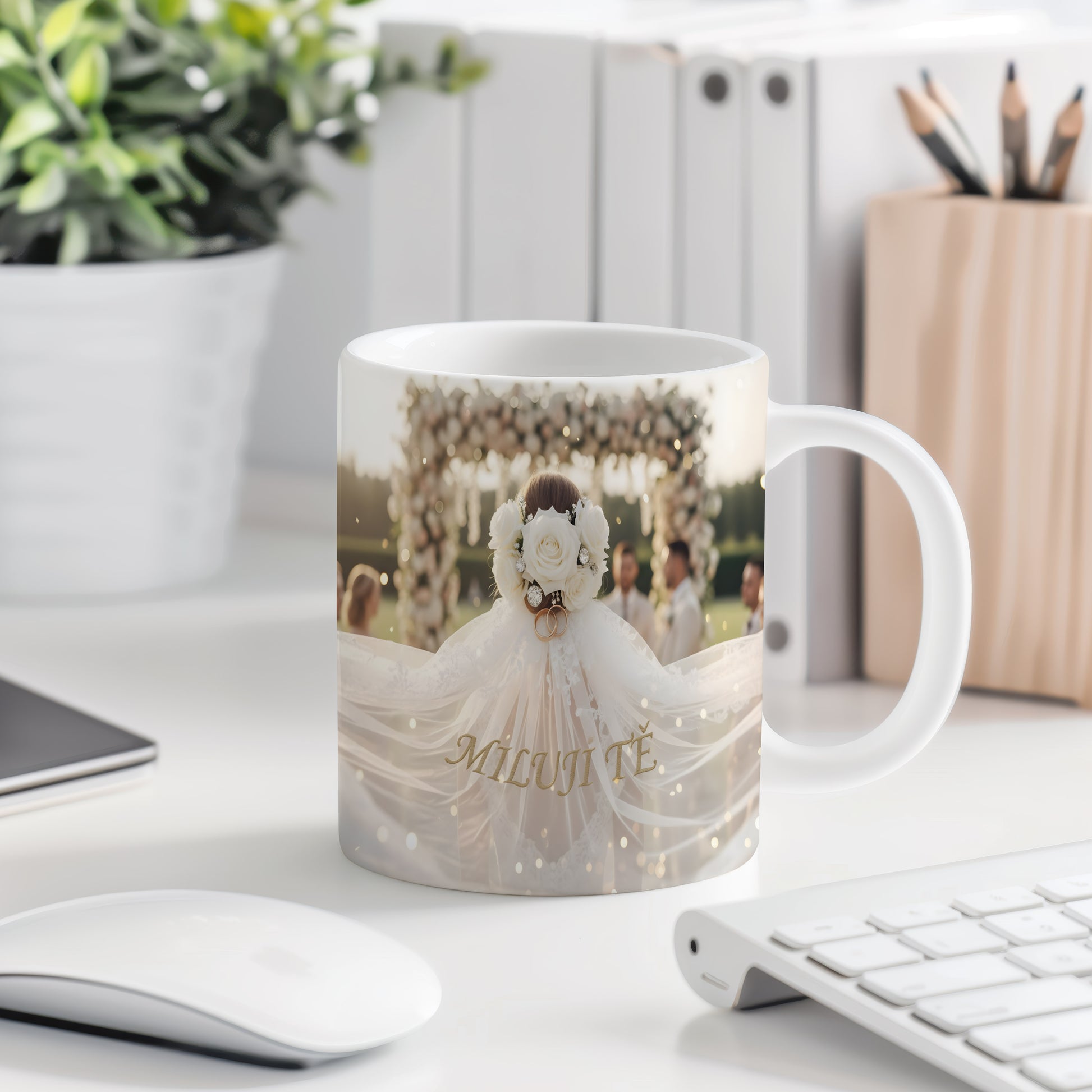 Romantický hrnek s květinami a prstýnky ve svatebním stylu.