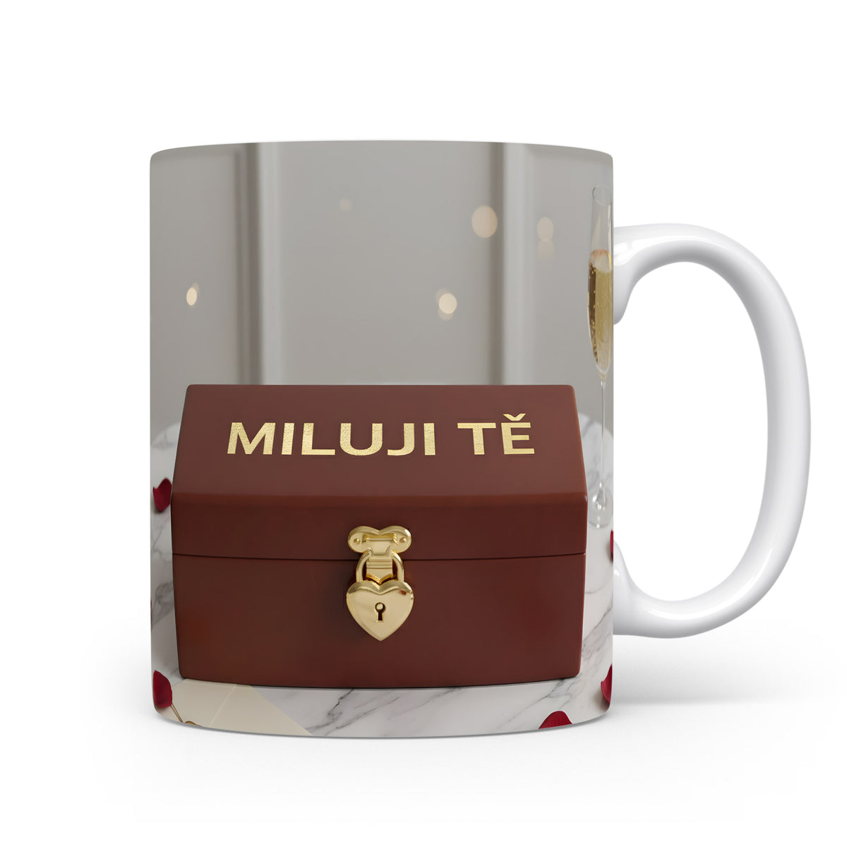 Bílý hrnek s nápisem MILUJI TĚ a zlatým srdcem na mramorovém pozadí.
