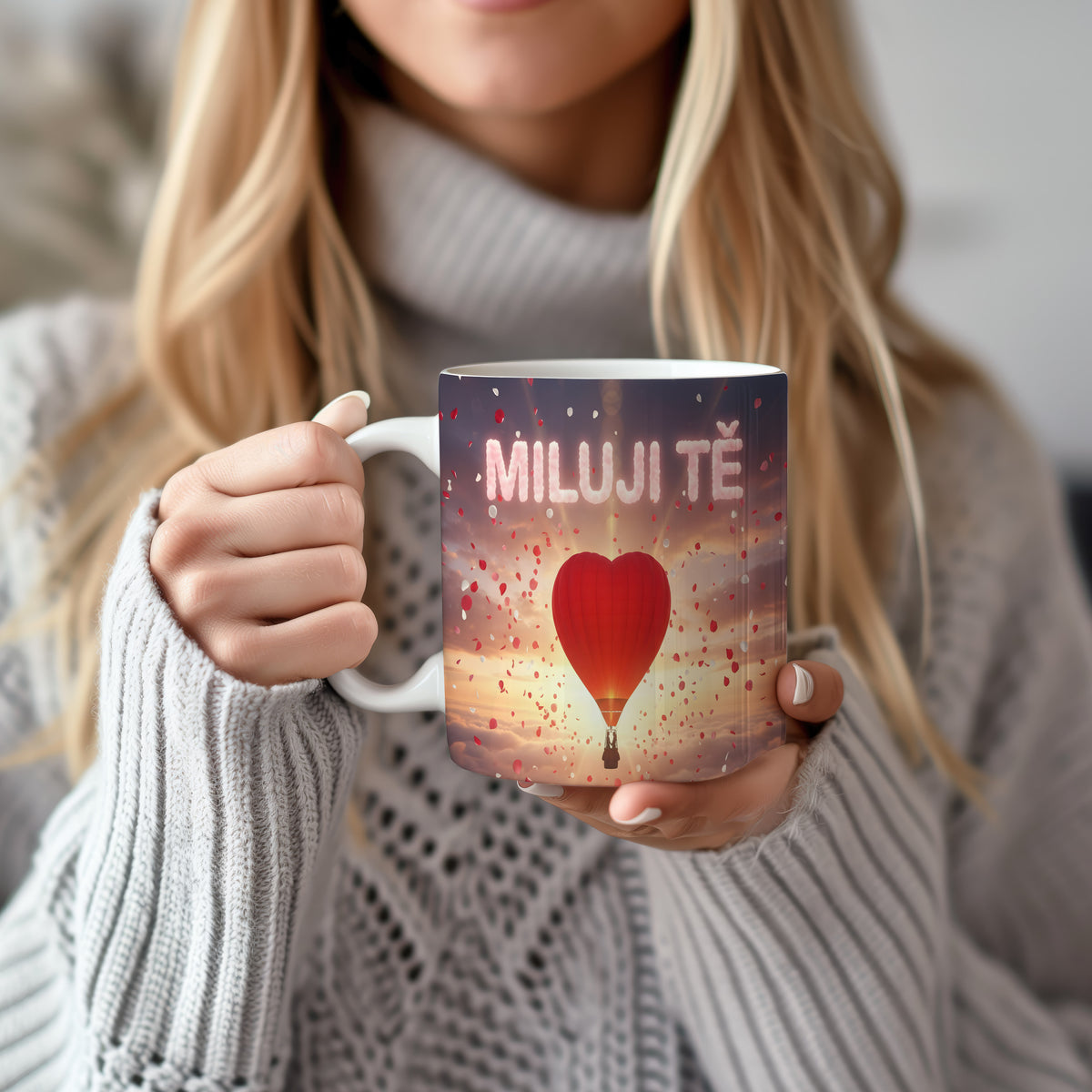 Hrnček s nápisem MILUJI TĚ a srdcem v oblacích.