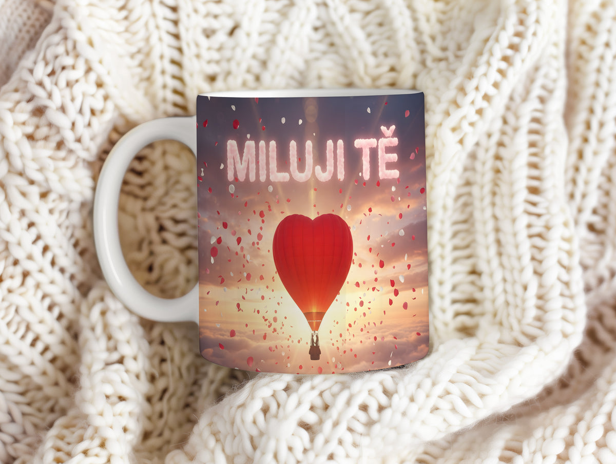 Hrnček s nápisem MILUJI TĚ a srdcem v oblacích.