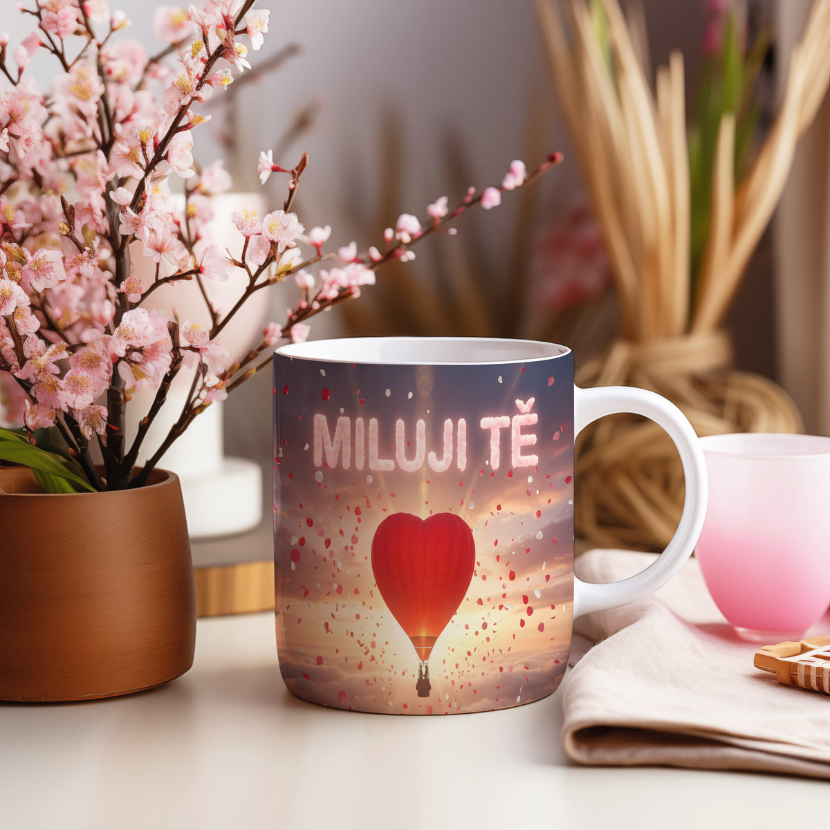 Hrnček s nápisem MILUJI TĚ a srdcem v oblacích.