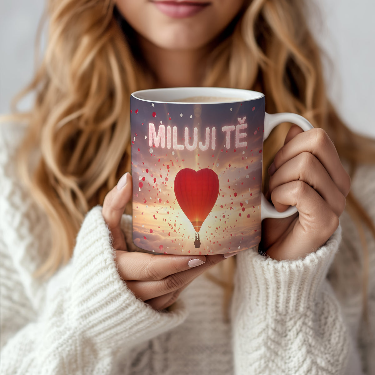 Hrnček s nápisem MILUJI TĚ a srdcem v oblacích.