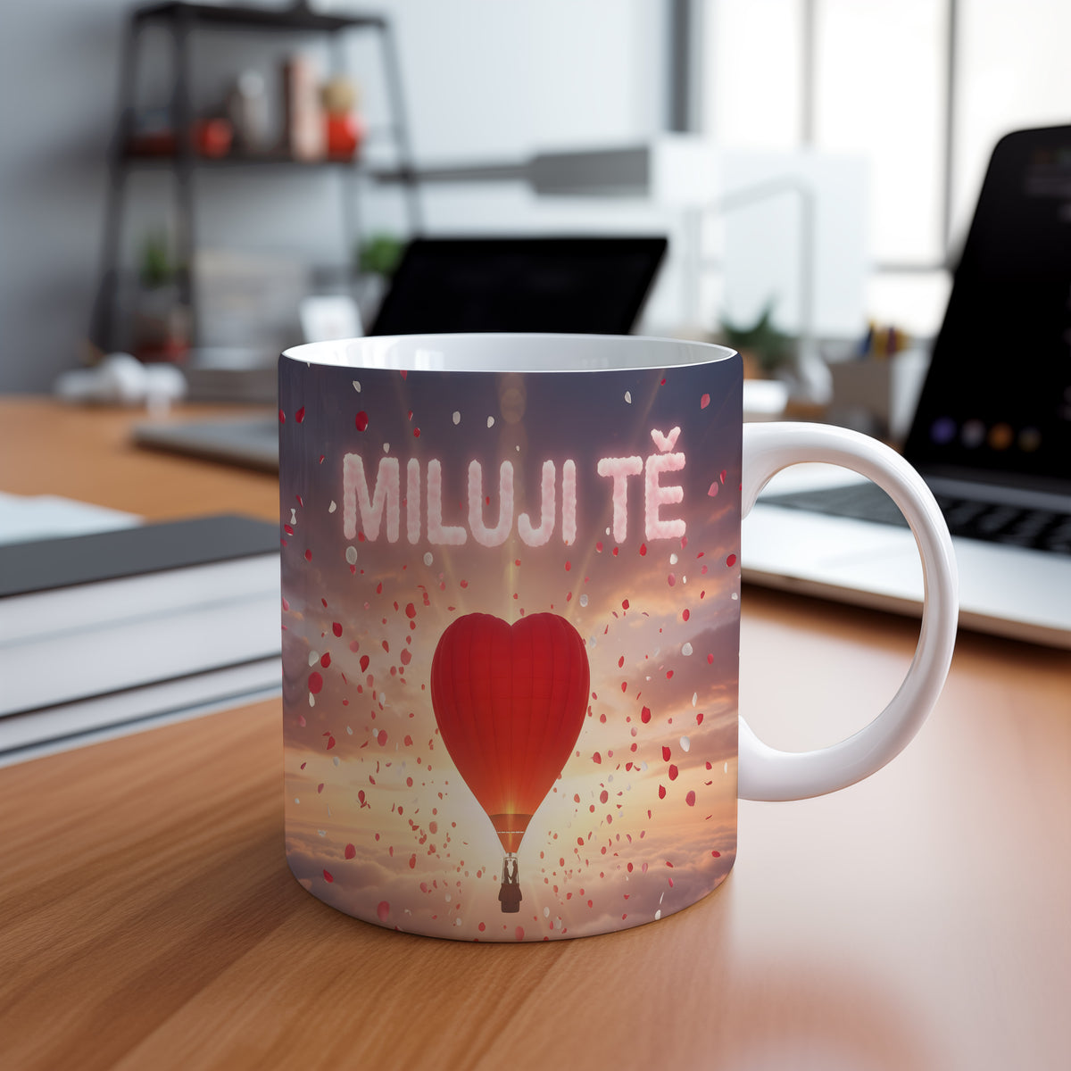 Hrnček s nápisem MILUJI TĚ a srdcem v oblacích.